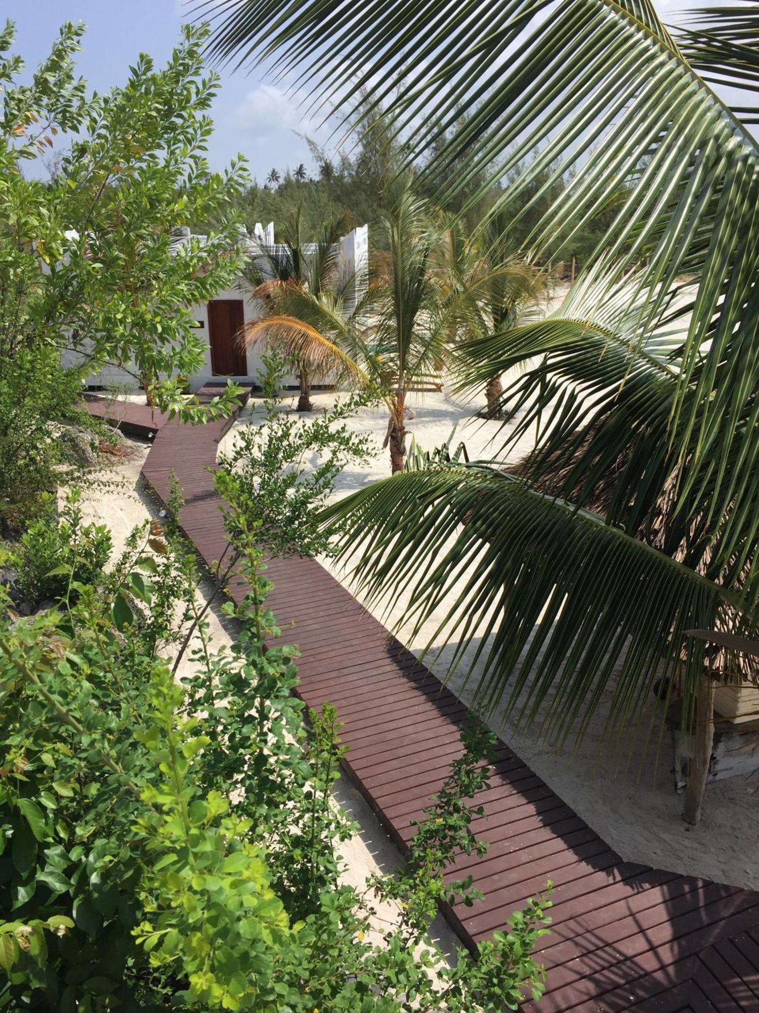 Konokono Beach Resort And Isaraya Luxury Overwater Villas Michamvi Стая снимка